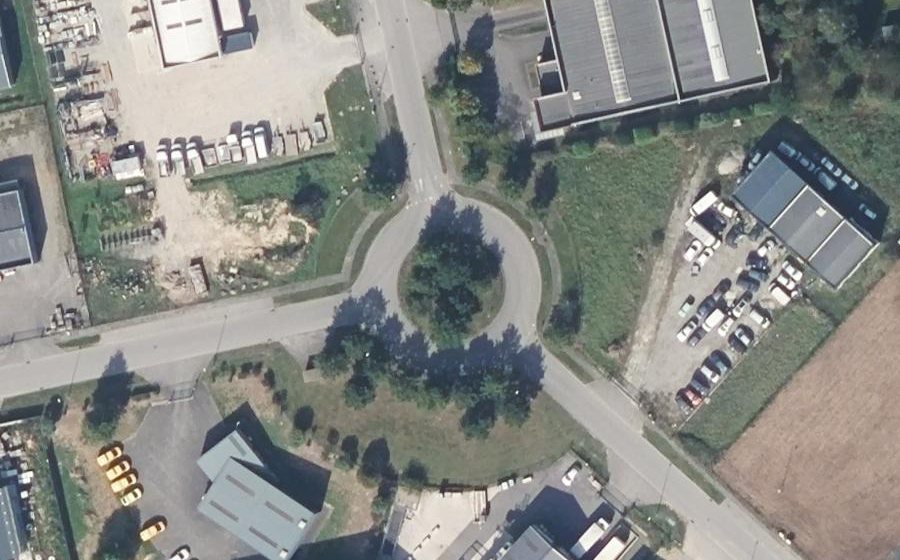 Vue aérienne du Rond-point anonyme n°179938333