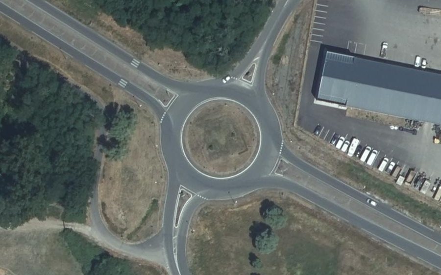 Vue aérienne du Rond-point anonyme n°179953306