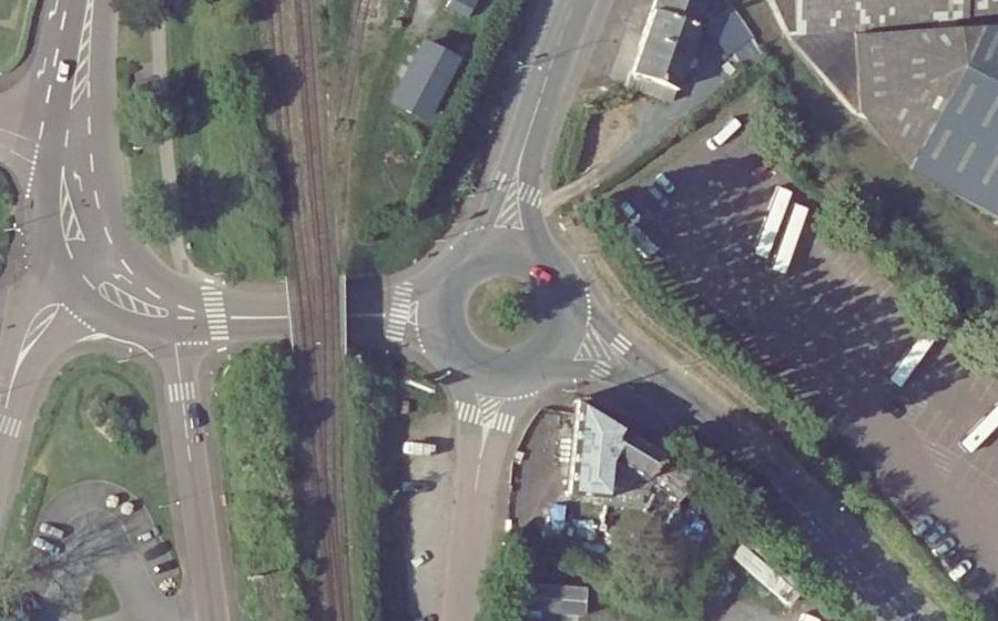 Vue aérienne du Rond-point anonyme n°179968757