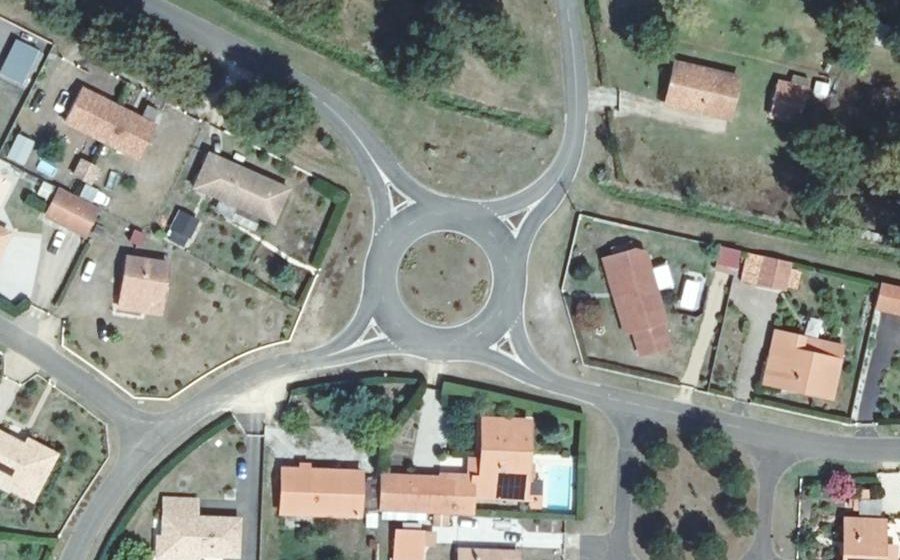 Vue aérienne du Rond-point anonyme n°179997748