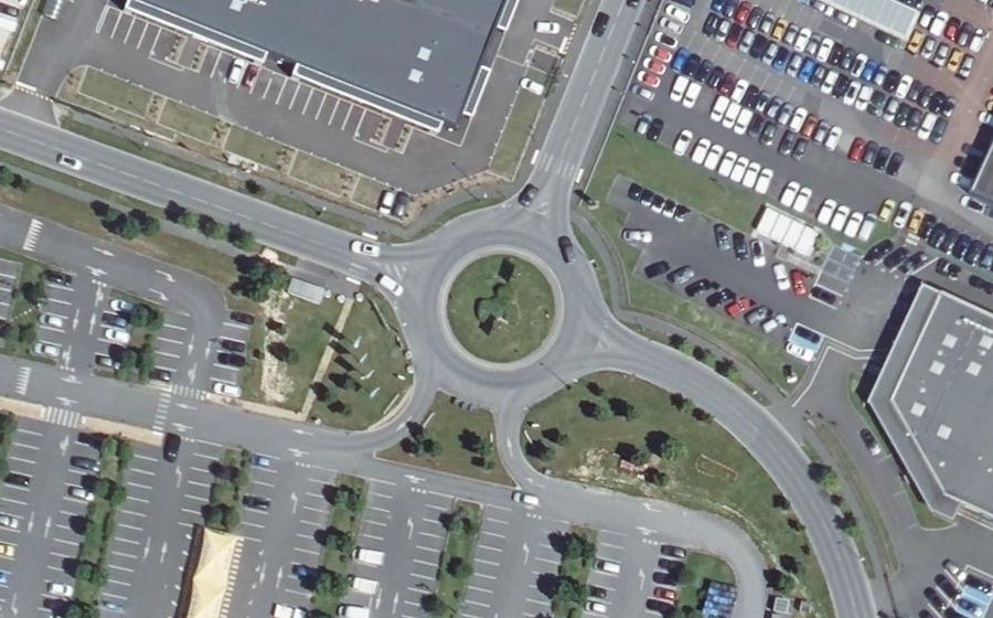 Vue aérienne du Rond-point anonyme n°180155707
