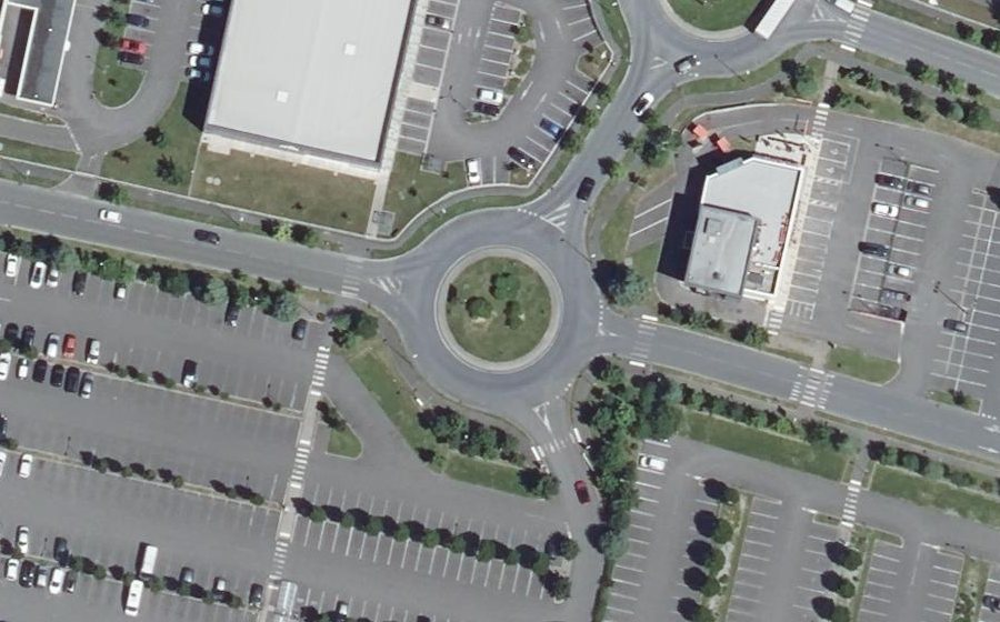 Vue aérienne du Rond-point anonyme n°180155716