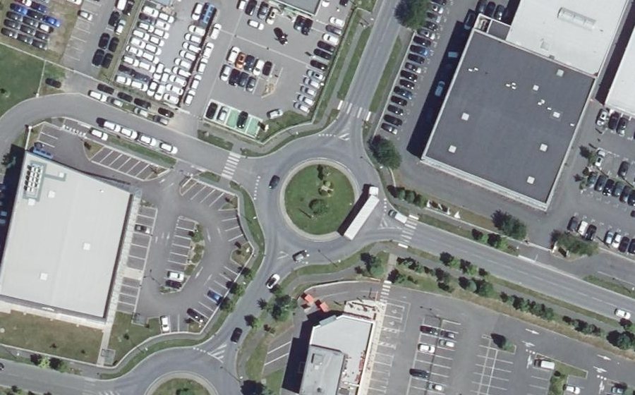 Vue aérienne du Rond-point anonyme n°180155718