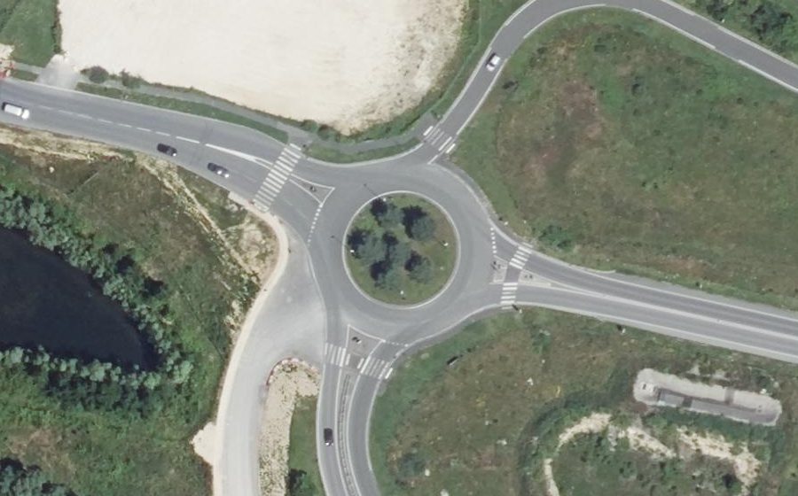 Vue aérienne du Rond-point anonyme n°180157479