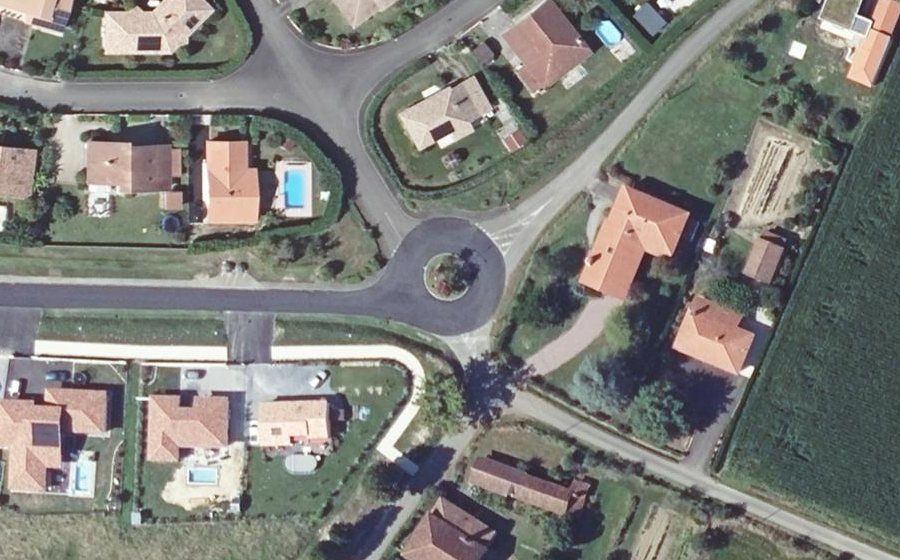 Vue aérienne du Rond-point anonyme n°180243456