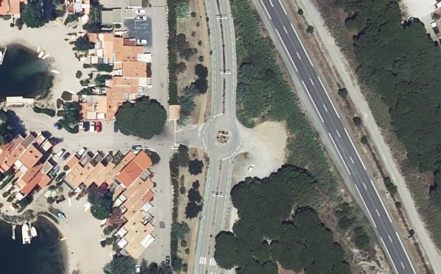 Vue aérienne du Rond-point anonyme n°180278801