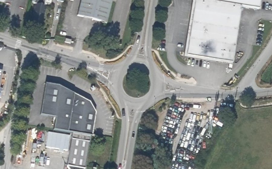 Vue aérienne du Rond-point anonyme n°180319598