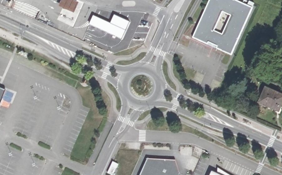 Vue aérienne du Rond-point anonyme n°180329877