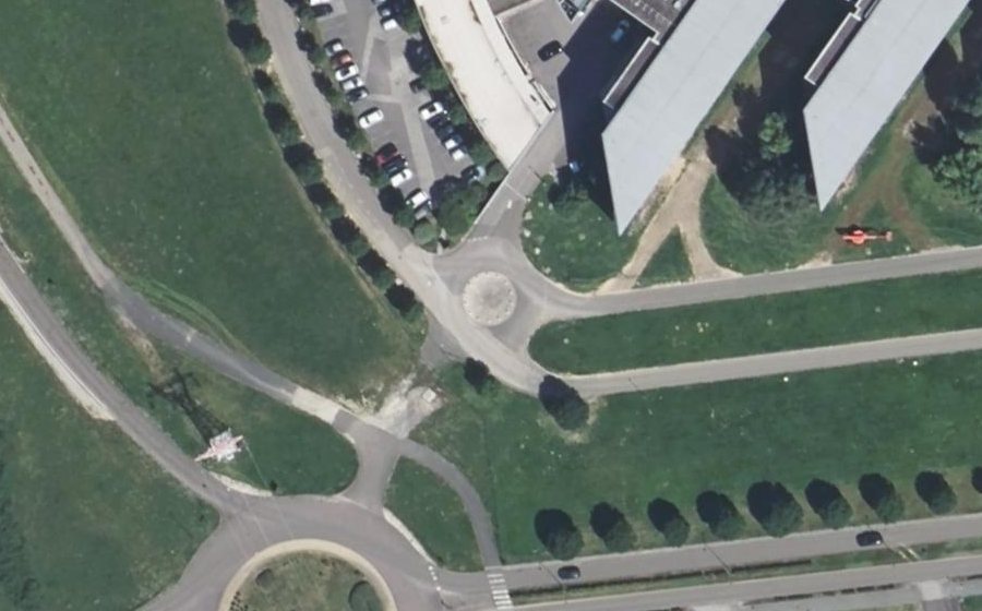 Vue aérienne du Rond-point anonyme n°180355427