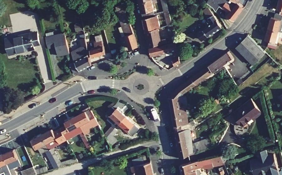 Vue aérienne du Rond-point anonyme n°180365872