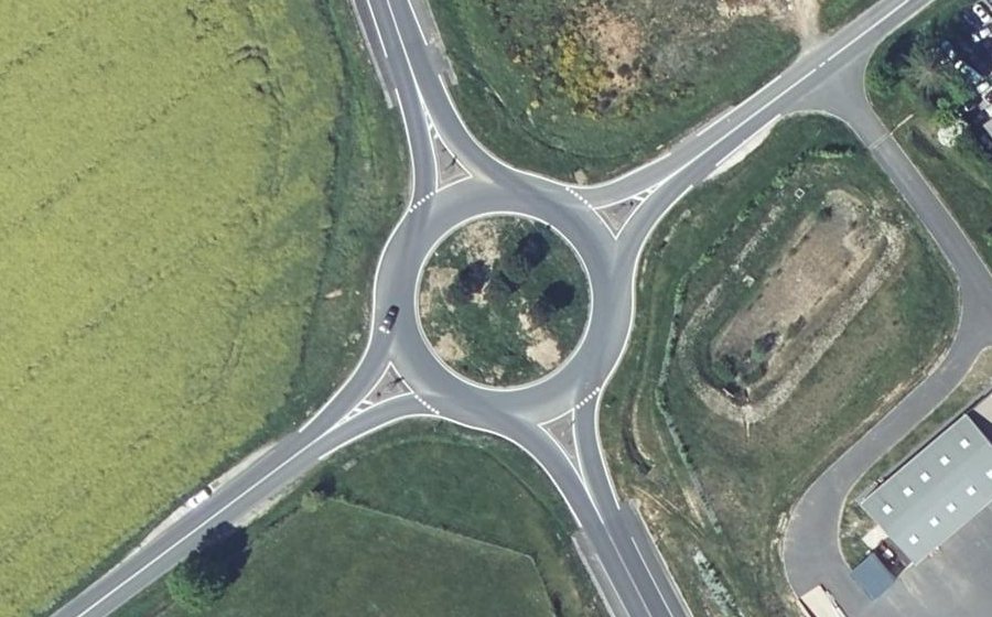 Vue aérienne du Rond-point anonyme n°180373210
