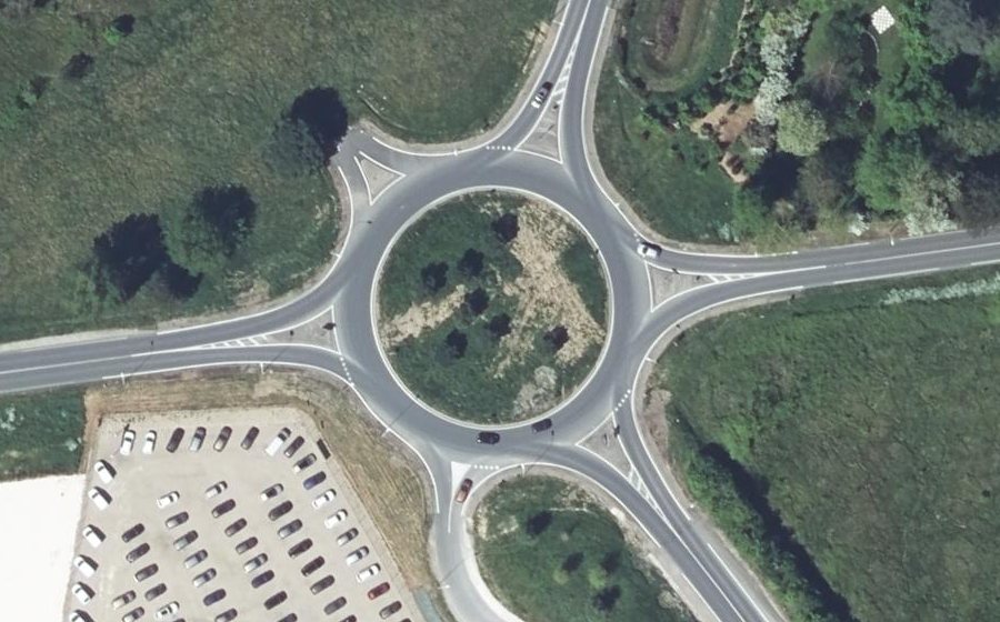 Vue aérienne du Rond-point anonyme n°180373211