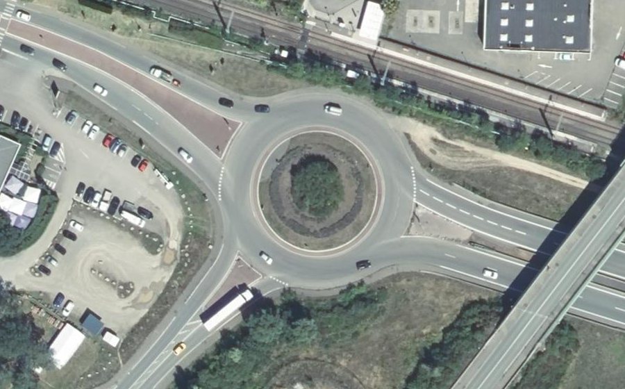 Vue aérienne du Rond-point anonyme n°180375585