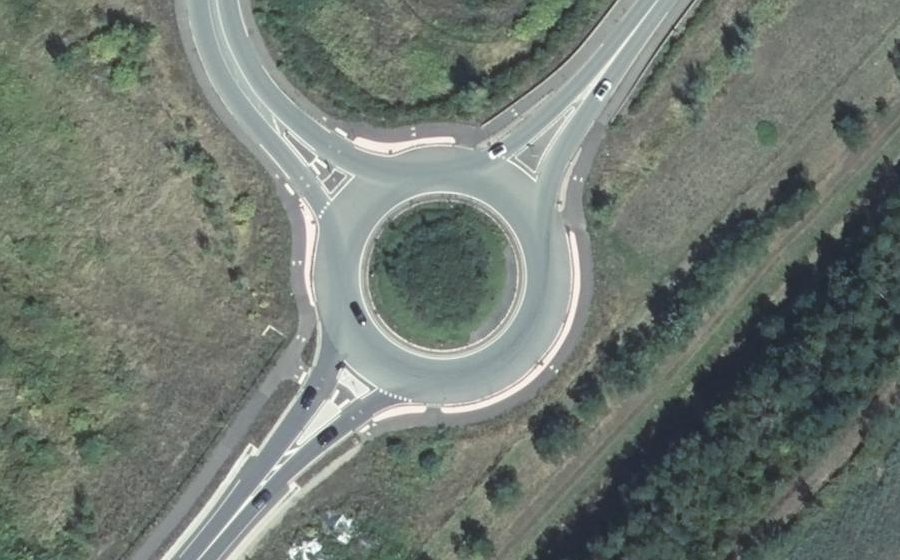 Vue aérienne du Rond-point anonyme n°180375586