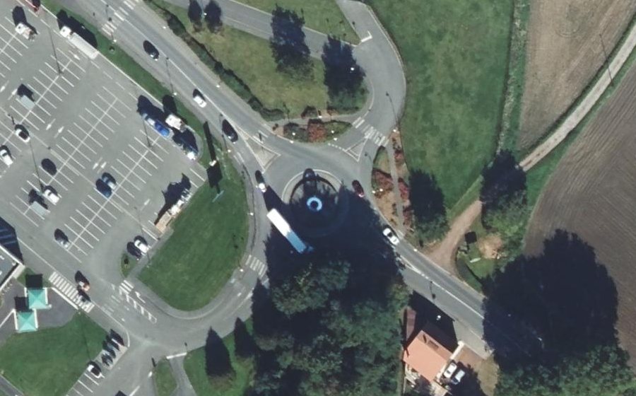 Vue aérienne du Rond-point anonyme n°180376881