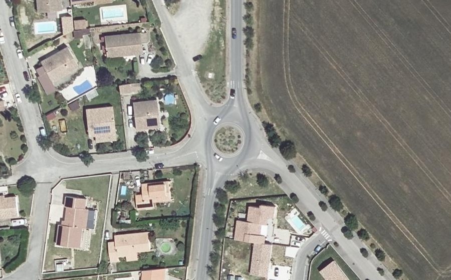 Vue aérienne du Rond-point anonyme n°180378066