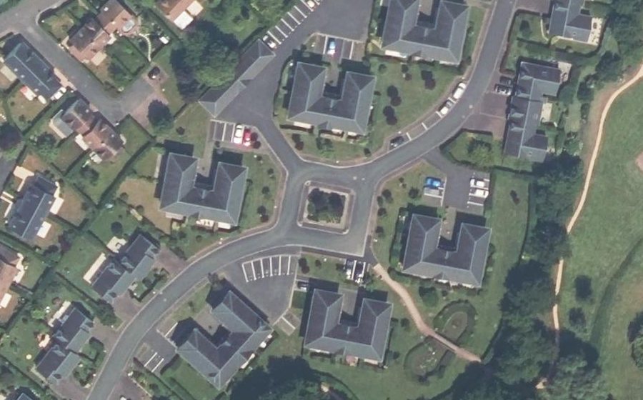Vue aérienne du Rond-point anonyme n°180388963