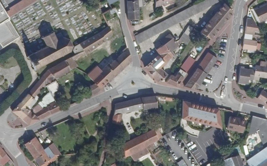 Vue aérienne du Rond-point anonyme n°180437841