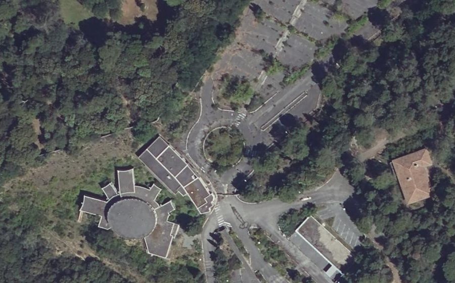 Vue aérienne du Rond-point anonyme n°180446643