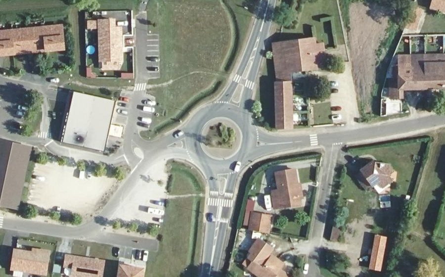 Vue aérienne du Rond-point anonyme n°180525392