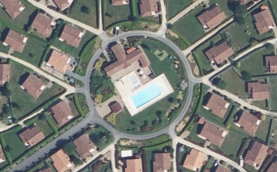 Vue aérienne du Rond-point anonyme n°180535172