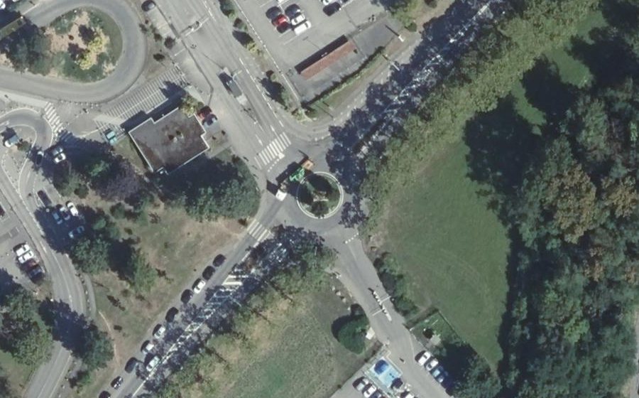 Vue aérienne du Rond-point anonyme n°180538435
