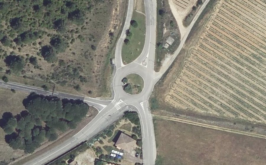 Vue aérienne du Rond-point anonyme n°180544895