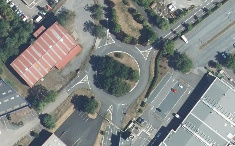 Vue aérienne du Rond-point anonyme n°180552357