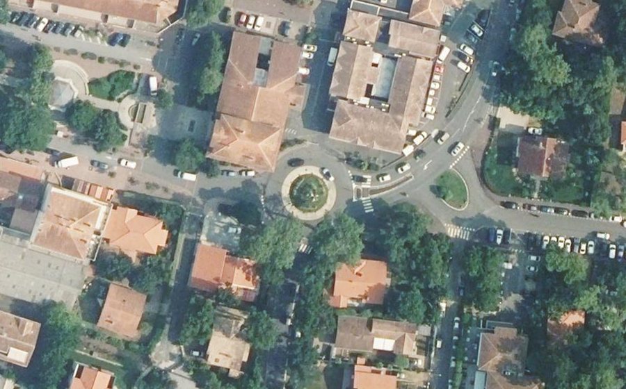 Vue aérienne du Rond-point anonyme n°180552566
