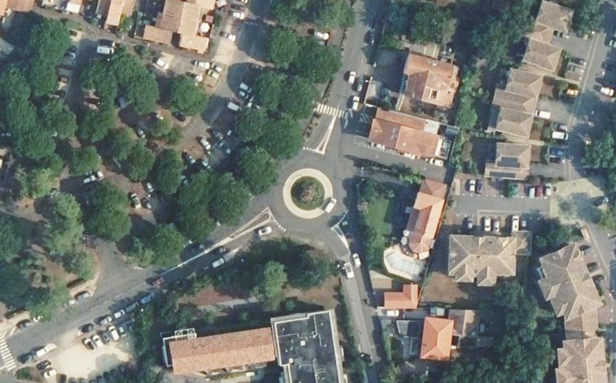 Vue aérienne du Rond-point anonyme n°180555475