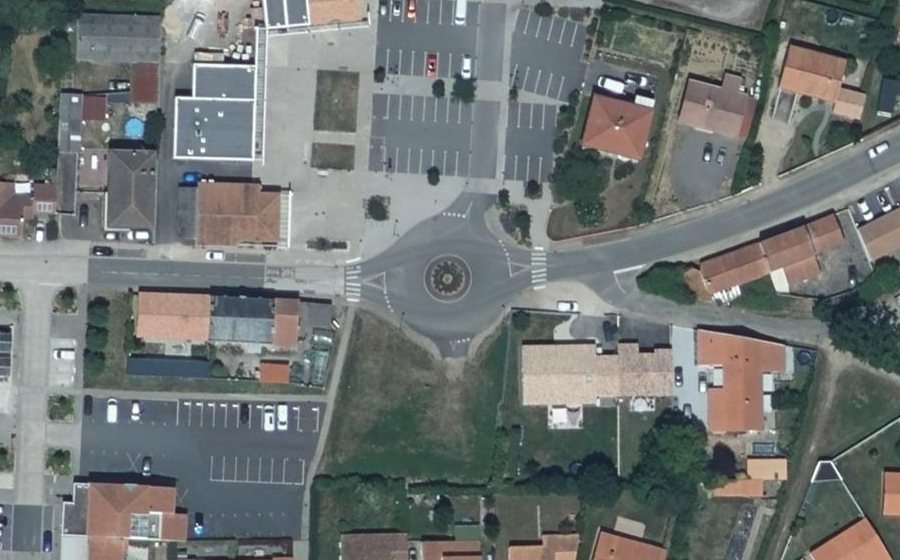 Vue aérienne du Rond-point anonyme n°180560350
