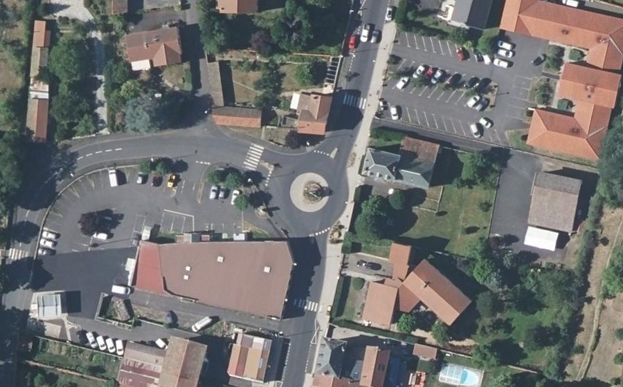 Vue aérienne du Rond-point anonyme n°180565078