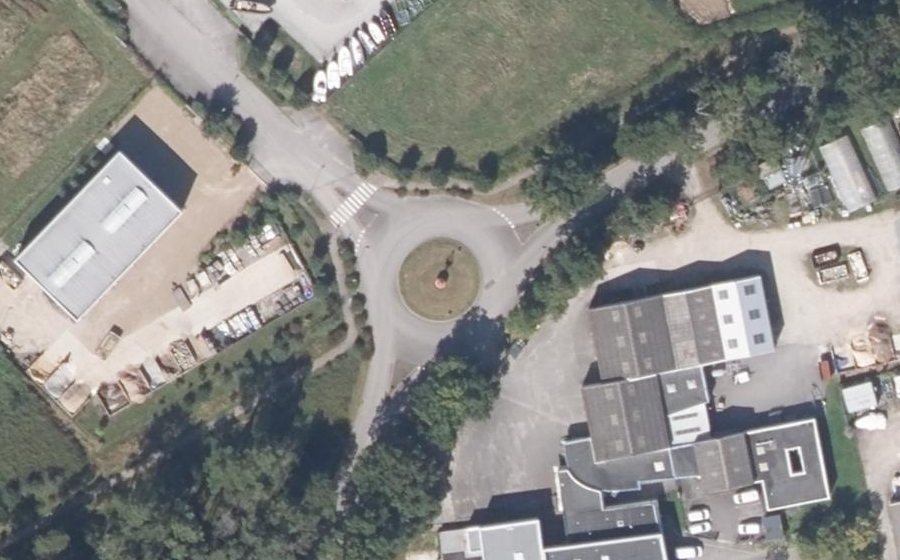 Vue aérienne du Rond-point anonyme n°180637646