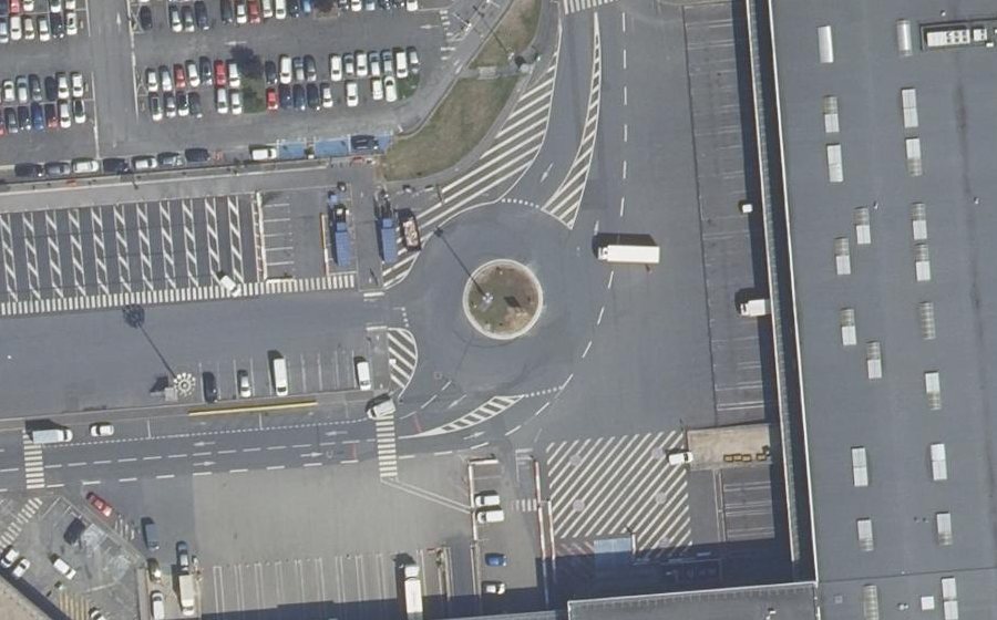 Vue aérienne du Rond-point anonyme n°180680685