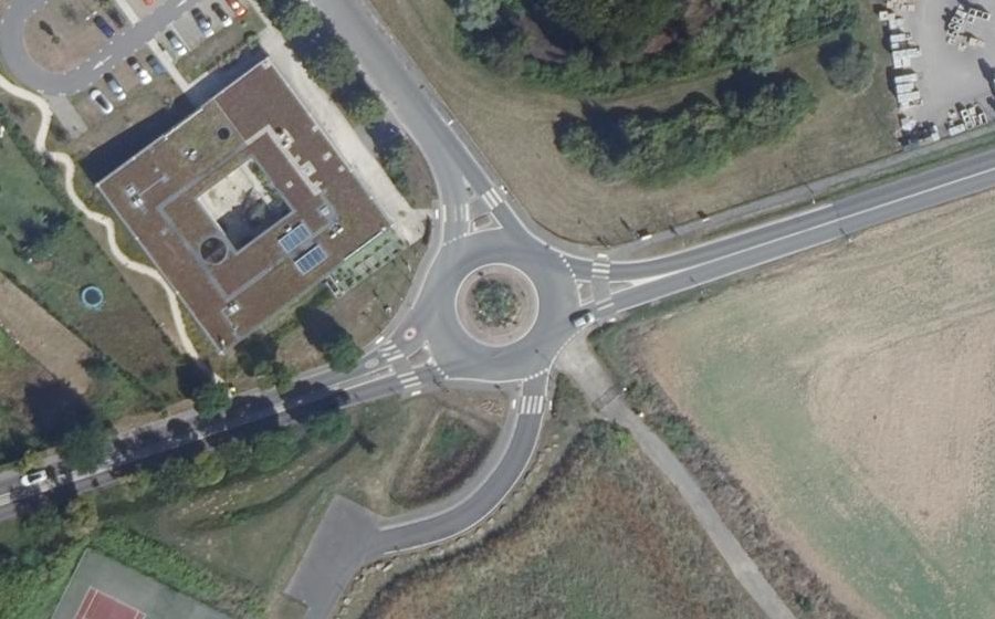 Vue aérienne du Rond-point anonyme n°180691593