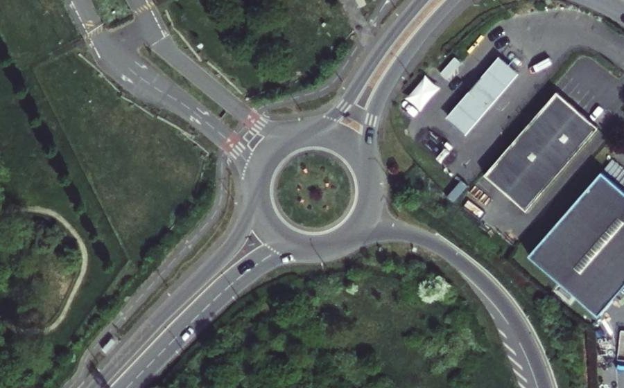 Vue aérienne du Rond-point anonyme n°180693274