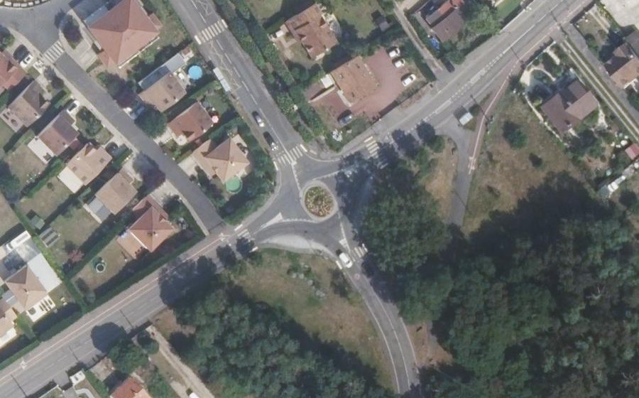Vue aérienne du Rond-point anonyme n°180755563