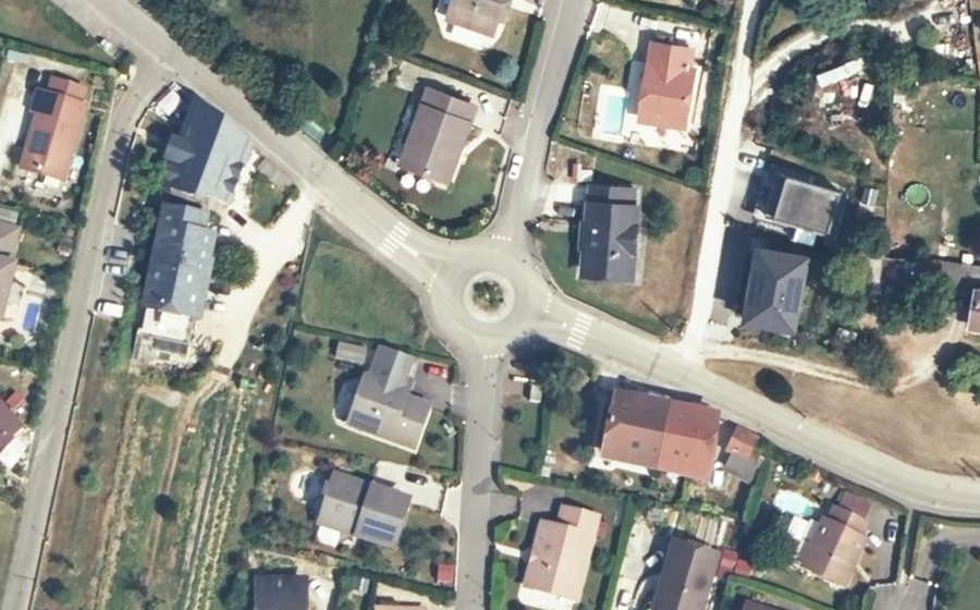 Vue aérienne du Rond-point anonyme n°180763343