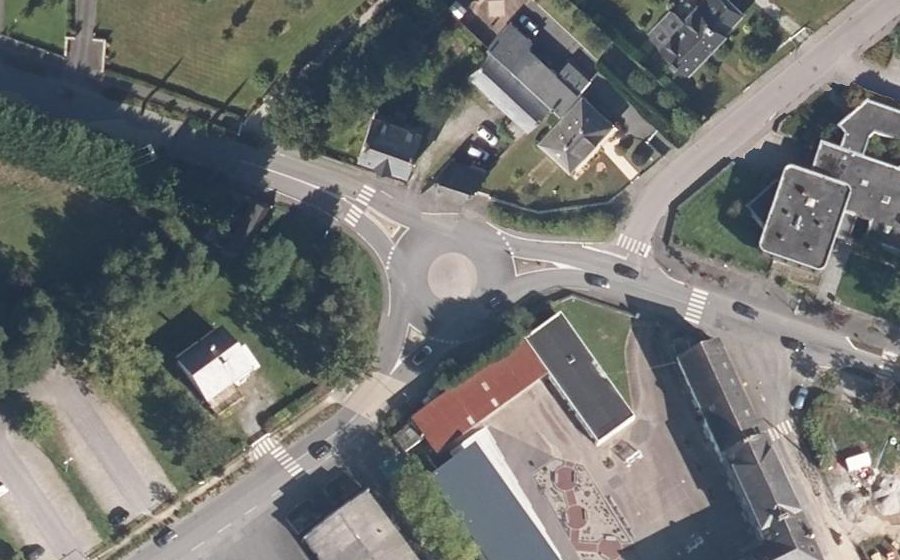 Vue aérienne du Rond-point anonyme n°180799318