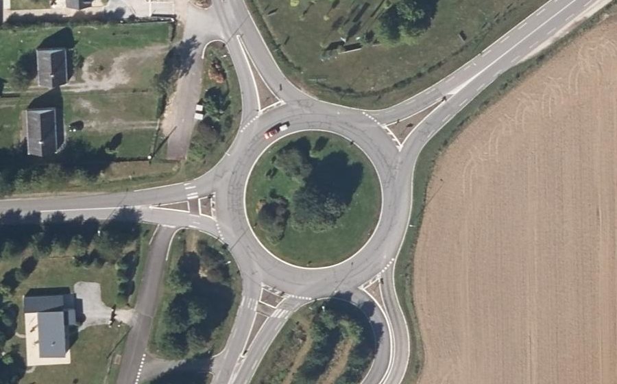 Vue aérienne du Rond-point anonyme n°180799319