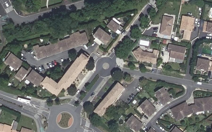 Vue aérienne du Rond-point anonyme n°180799631