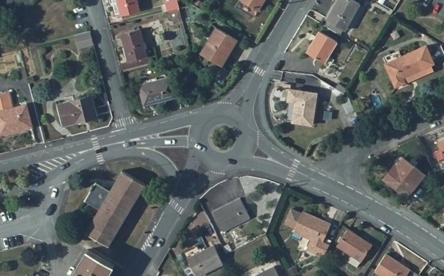 Vue aérienne du Rond-point anonyme n°180822651