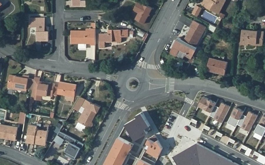 Vue aérienne du Rond-point anonyme n°180822657