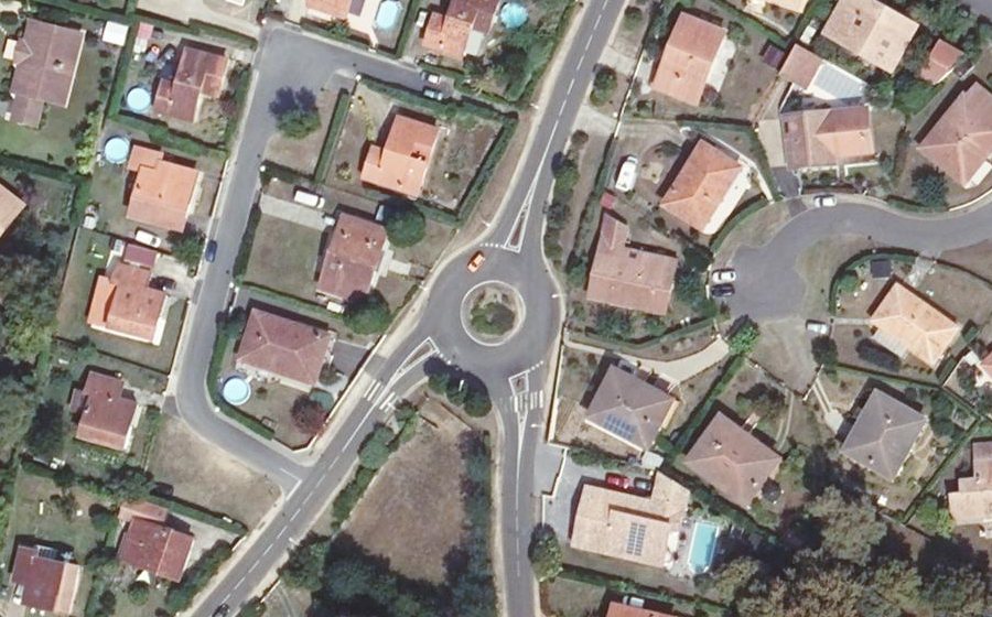 Vue aérienne du Rond-point anonyme n°180823550