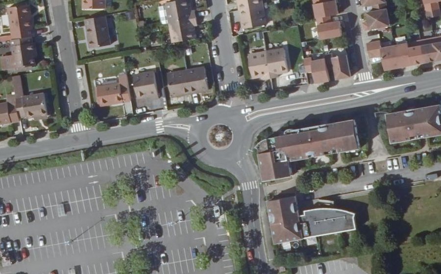 Vue aérienne du Rond-point anonyme n°180824392