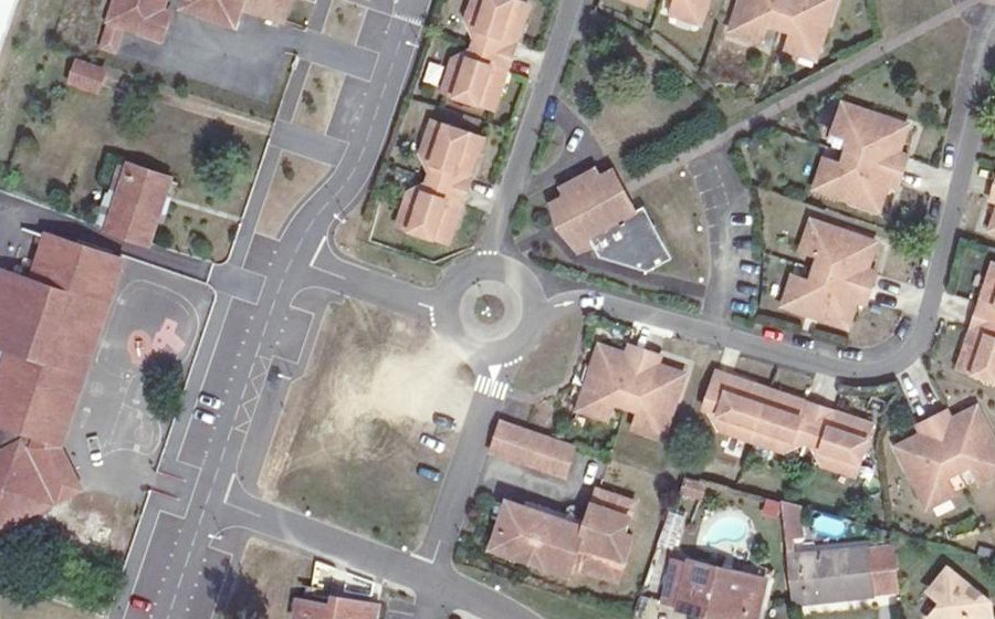 Vue aérienne du Rond-point anonyme n°180830482