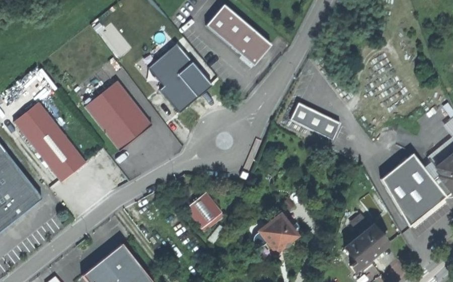Vue aérienne du Rond-point anonyme n°180833049