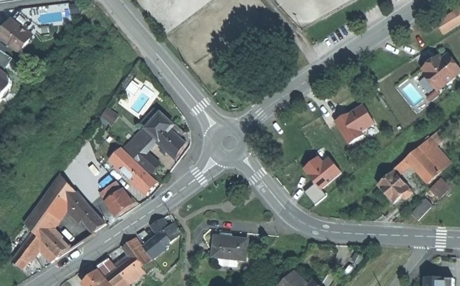 Vue aérienne du Rond-point anonyme n°180833902