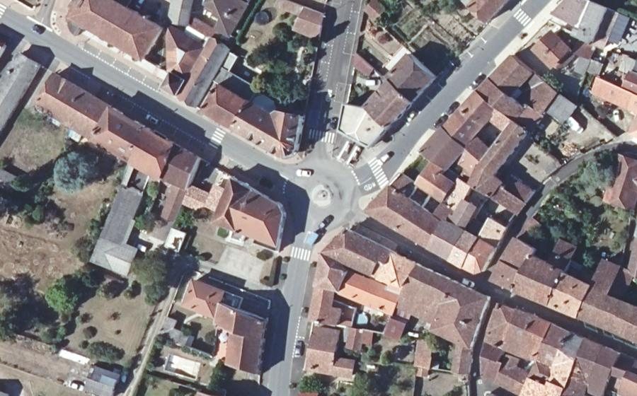 Vue aérienne du Rond-point anonyme n°180834288