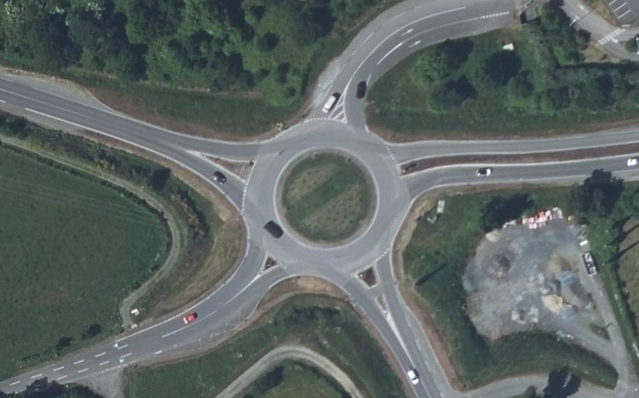 Vue aérienne du Rond-point anonyme n°180835705